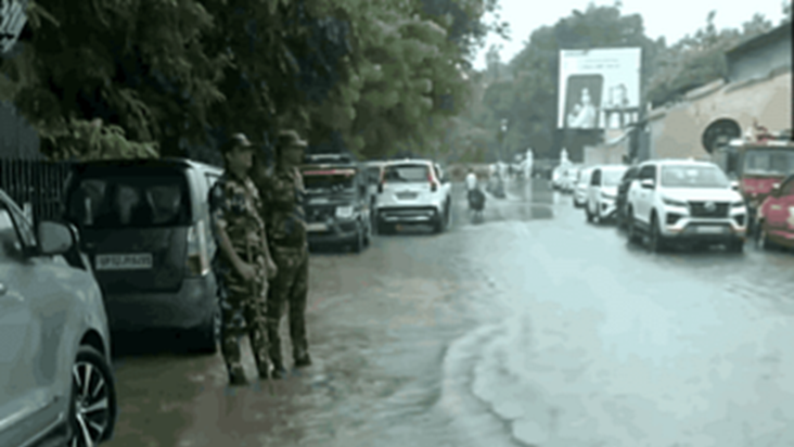 Now waterlogging in UP assembly, CM Yogi had to leave from t Now waterlogging in UP assembly, CM Yogi had to leave from t