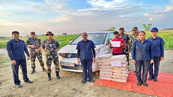 Smuggler arrested with 80 kg ganja from Nepal border of Sita Smuggler arrested with 80 kg ganja from Nepal border of Sita