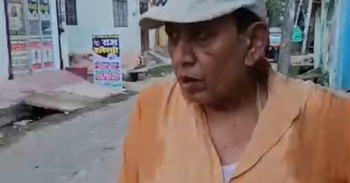 In Bettiah, the police caught an old man and cheated him of 