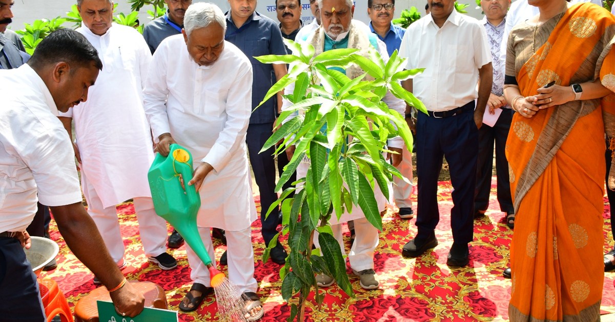 Cm nitish ne kiya vriksharopn 