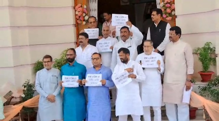 Vidhanprishd me stta pksh ka modi ko dhnybad prdrshn Vidhanprishd me stta pksh ka modi ko dhnybad prdrshn