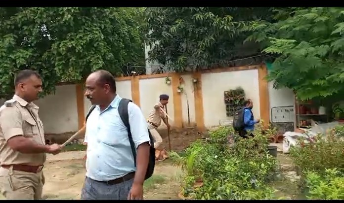 Laib tekneshiyn pr police ne kiya lathicharj Laib tekneshiyn pr police ne kiya lathicharj