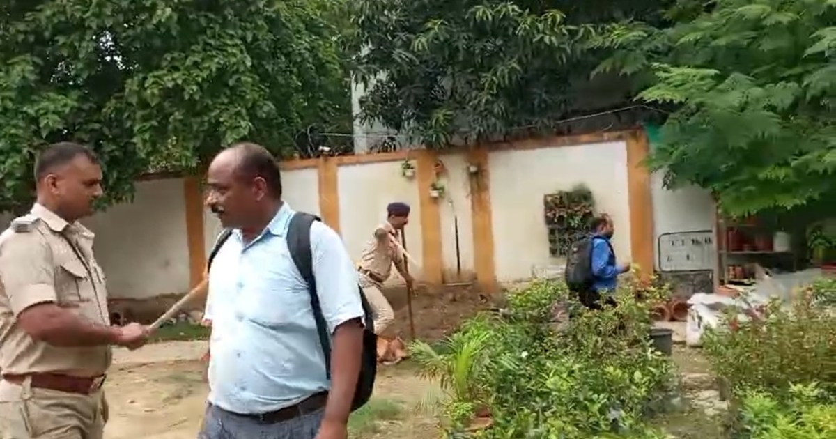 Laib tekneshiyn pr police ne kiya lathicharj 