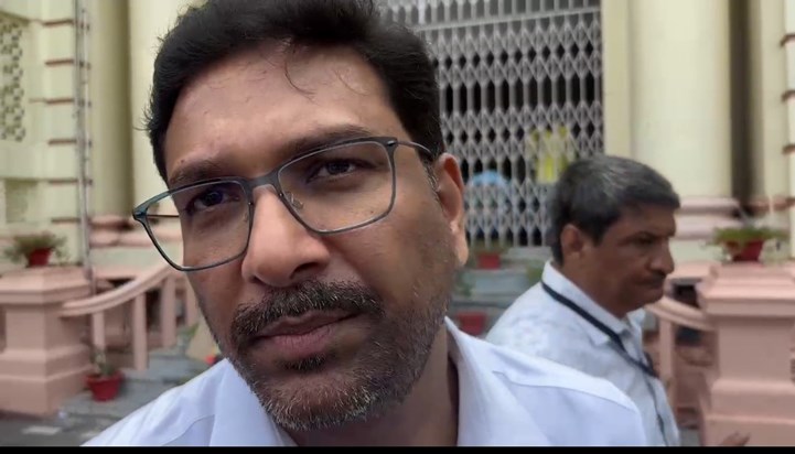 Urja vibhag ke prdhanschiv midiya se bhagte njr aaye Urja vibhag ke prdhanschiv midiya se bhagte njr aaye