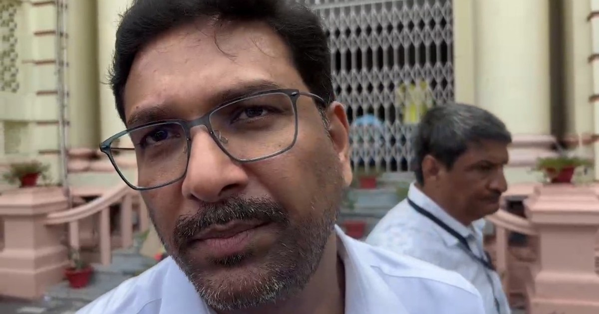 Urja vibhag ke prdhanschiv midiya se bhagte njr aaye