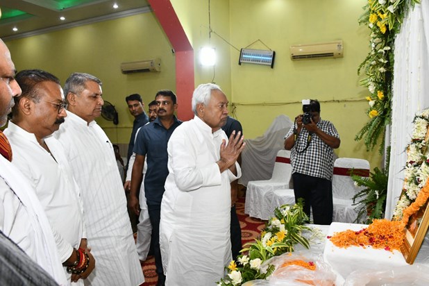 CM Nitish paid tribute to ex MLC's father CM Nitish paid tribute to ex MLC's father
