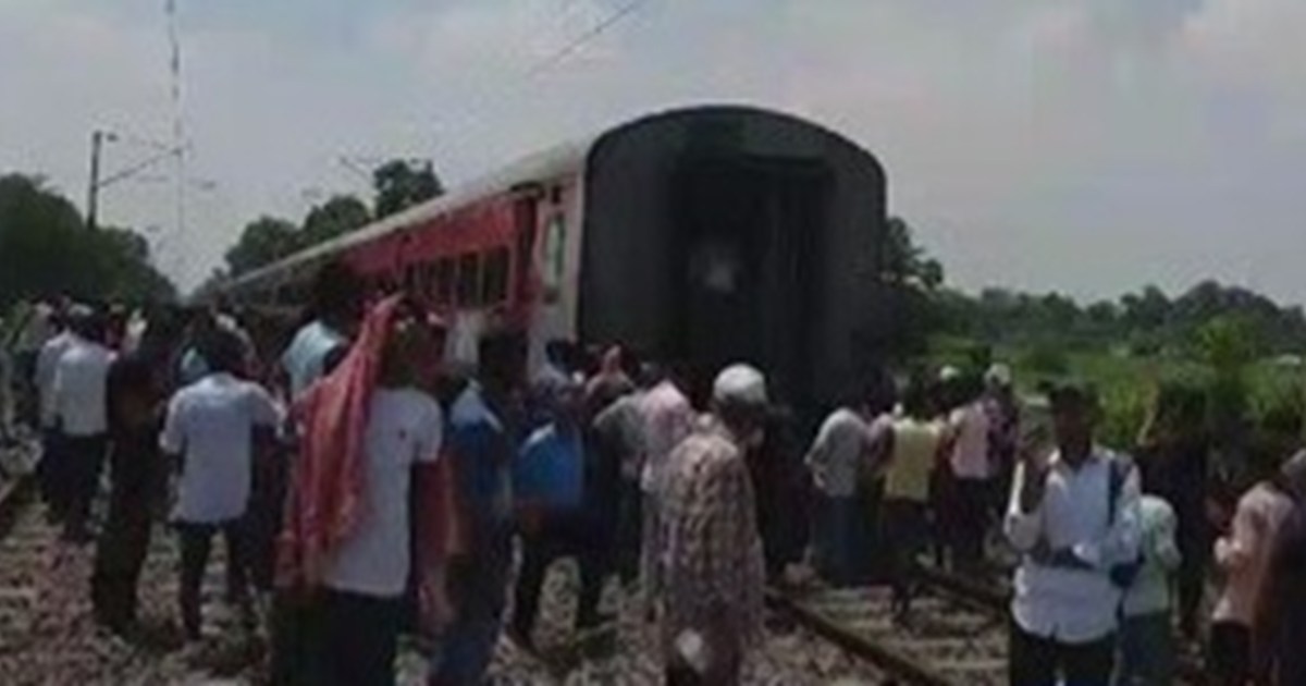 Thousands of passengers of Bihar Sampark Kranti Express narr