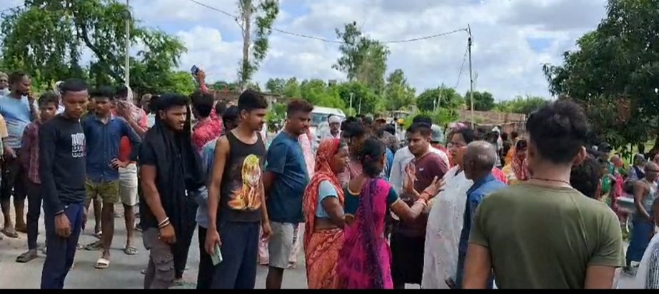 A truck hit a saas who was going on a scooter with her damad A truck hit a saas who was going on a scooter with her damad