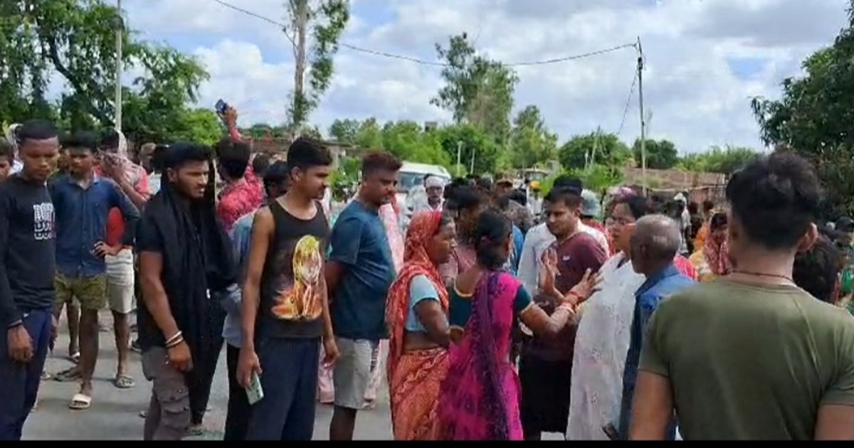 A truck hit a saas who was going on a scooter with her damad