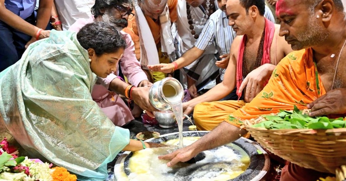 Jharkhand Chief Minister Hemant Soren and his wife Kalpana S