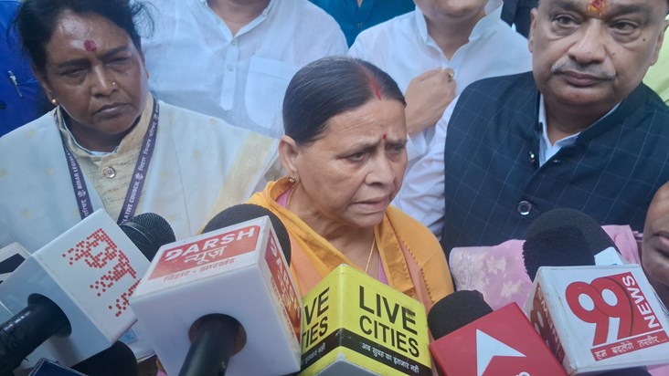 Rabdi Devi pr apmanit shbd ko lekr sadn me hangama Rabdi Devi pr apmanit shbd ko lekr sadn me hangama