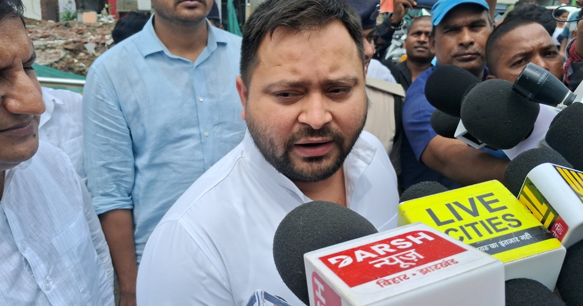 Neta prtipksh tejsvhi yadv ka dhvst ho rhe pool pr bdaa byan