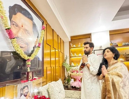 Leaders including Chirag Paswan paid tribute to late Ram Vil Leaders including Chirag Paswan paid tribute to late Ram Vil
