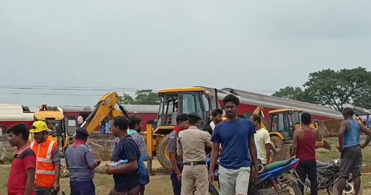 The families of the deceased in the Howrah Mumbai Express ac