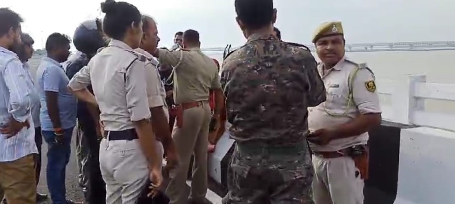 A mother was jumping into the Ganga with her three children A mother was jumping into the Ganga with her three children