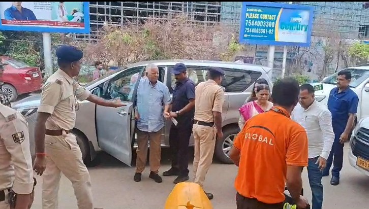 Lalu yadv pure priwar ke sath nikle mumbai Lalu yadv pure priwar ke sath nikle mumbai