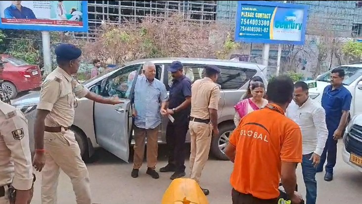 Lalu yadv pure priwar ke sath nikle mumbai