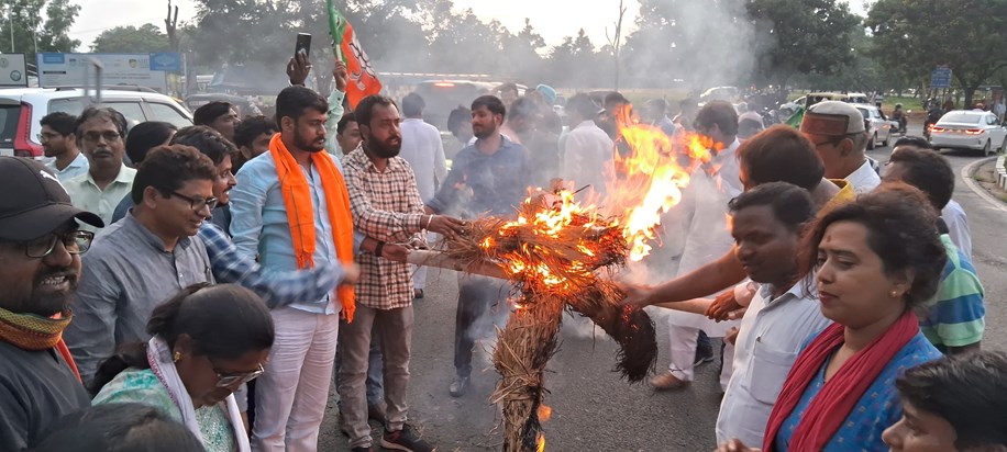 Jharkhand BJYM With Assistant Police 