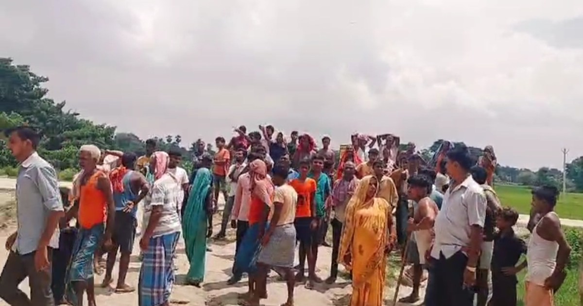 Villagers blocked the road in Motihari against the headmaste
