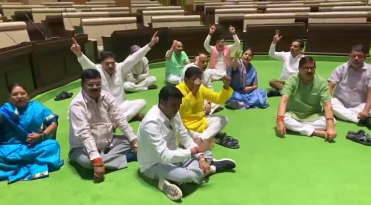 Power cut in Jharkhand assembly, BJP MLAs are protesting in Power cut in Jharkhand assembly, BJP MLAs are protesting in