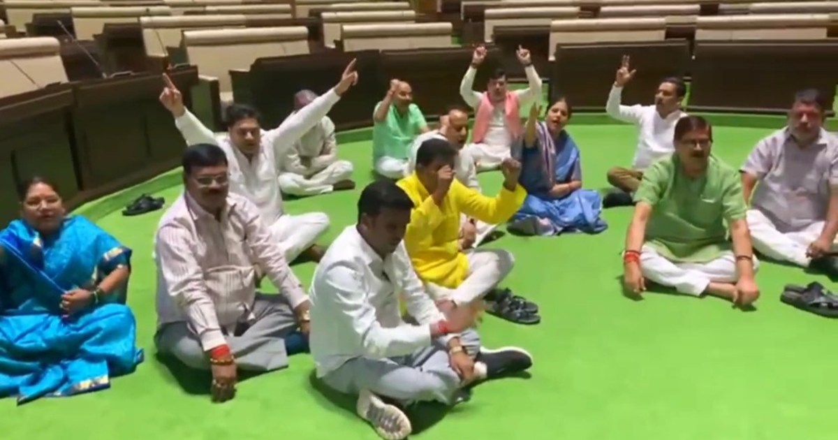 Power cut in Jharkhand assembly, BJP MLAs are protesting in 