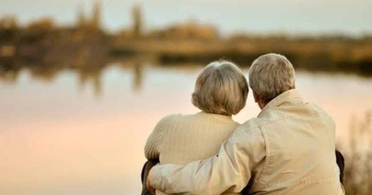 To live and die with you, the elderly couple's funeral proce