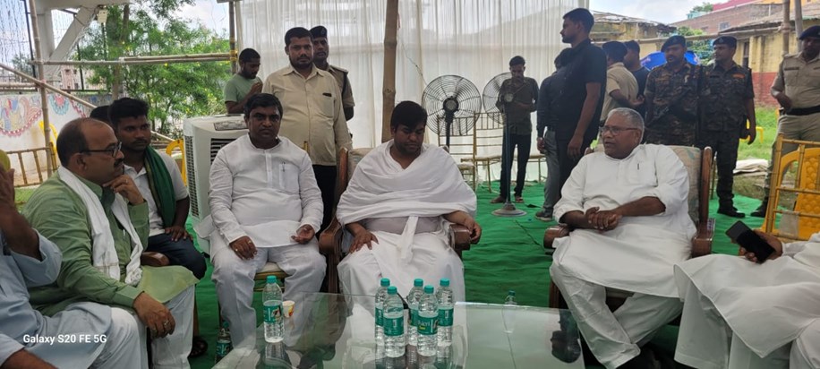 Many RJD leaders including Uday Narayan Chaudhary met Mukesh Many RJD leaders including Uday Narayan Chaudhary met Mukesh