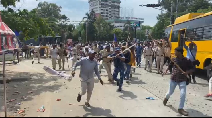 Police lathicharge on the protest of Chowkidar and Dafedar i Police lathicharge on the protest of Chowkidar and Dafedar i