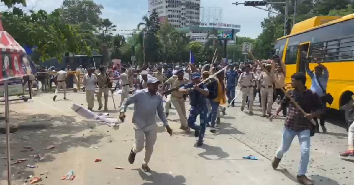 Police lathicharge on the protest of Chowkidar and Dafedar i