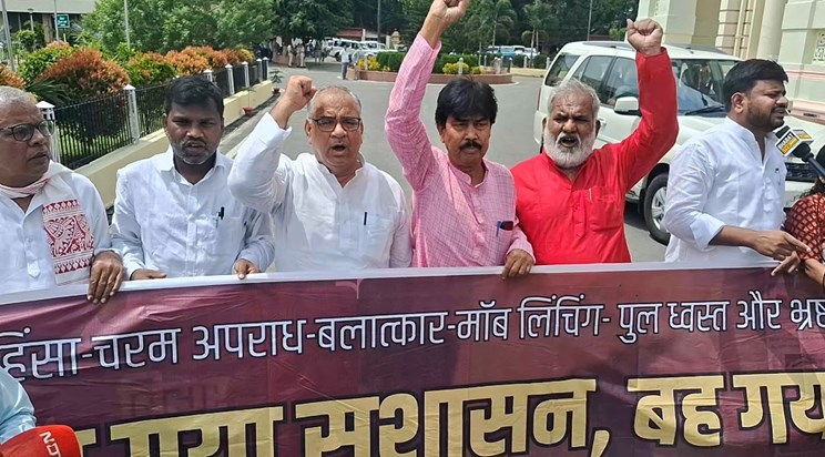 Vidhansbha me male ka virodh prdrshn Vidhansbha me male ka virodh prdrshn