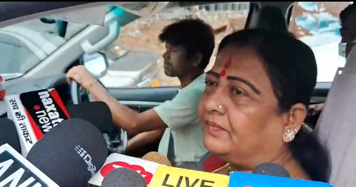 Ljpr sansd vina devi ka byan purane pool gir rhe hai