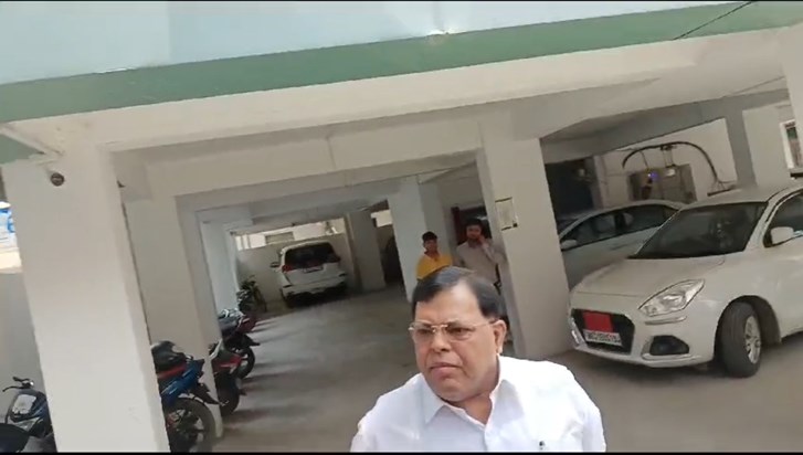 Sunil singha se ed kr rhi hai puchtach Sunil singha se ed kr rhi hai puchtach