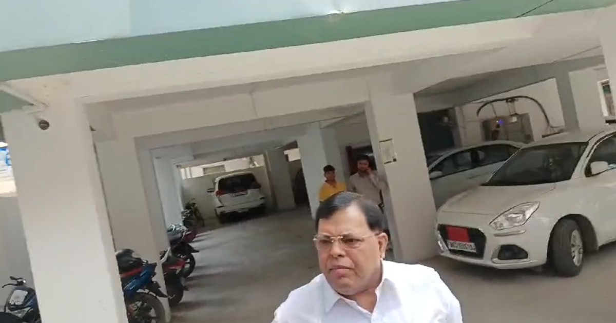 Sunil singha se ed kr rhi hai puchtach