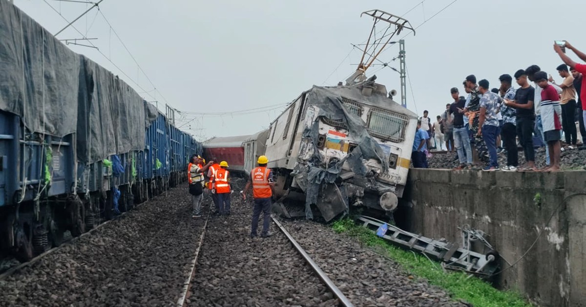 Howrah Mumbai train collided with goods train in Jharkhand, 