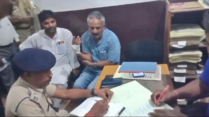 Professor sahab was going to his in-laws house and criminals Professor sahab was going to his in-laws house and criminals