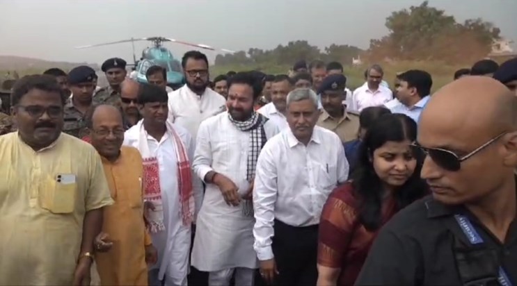 Dhanbad MP Dhullu Mahato protests in front of Union Coal Min Dhanbad MP Dhullu Mahato protests in front of Union Coal Min