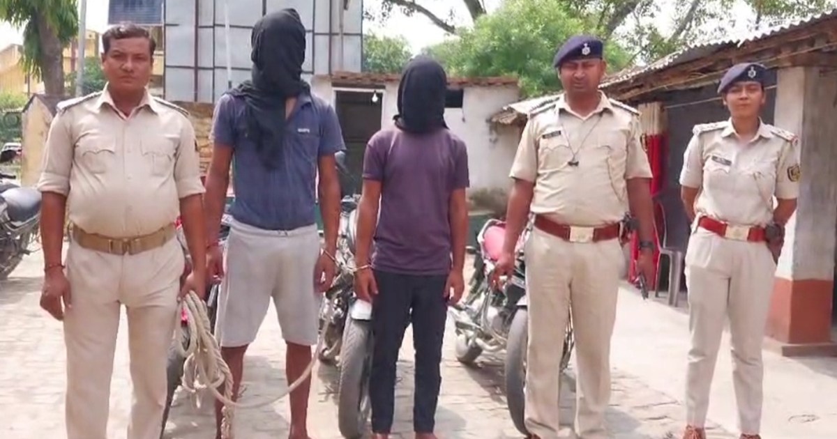 People caught a thief red handed while stealing a bike outsi