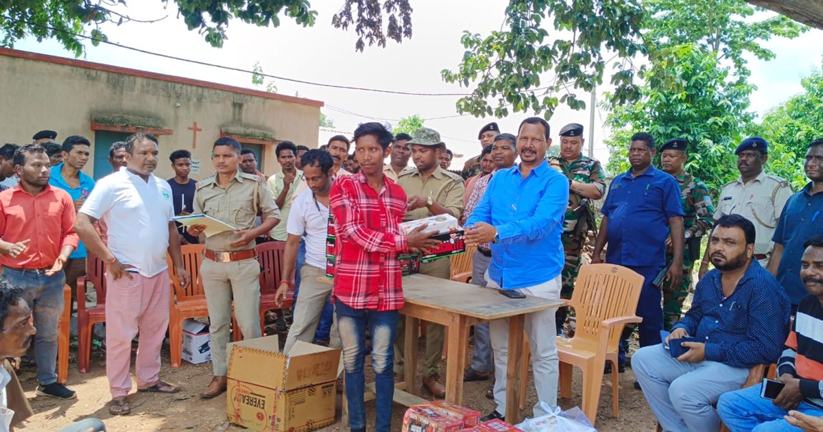 Jharkhand minister gives tips to villagers to drive away ele