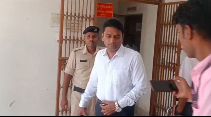 Munger DM stopped the salary of many employees and officers Munger DM stopped the salary of many employees and officers