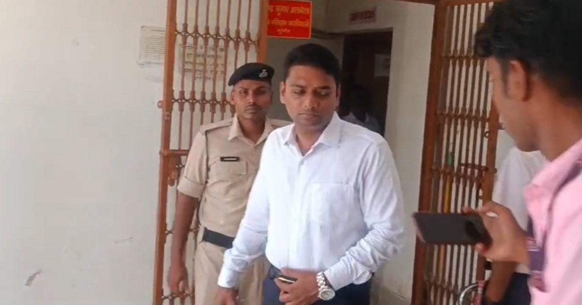 Munger DM stopped the salary of many employees and officers