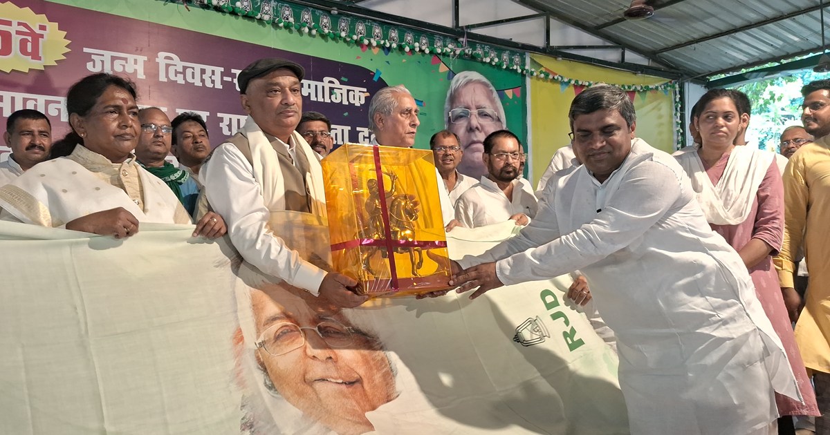 Purv mlc Sunil singh ka smman smaroh