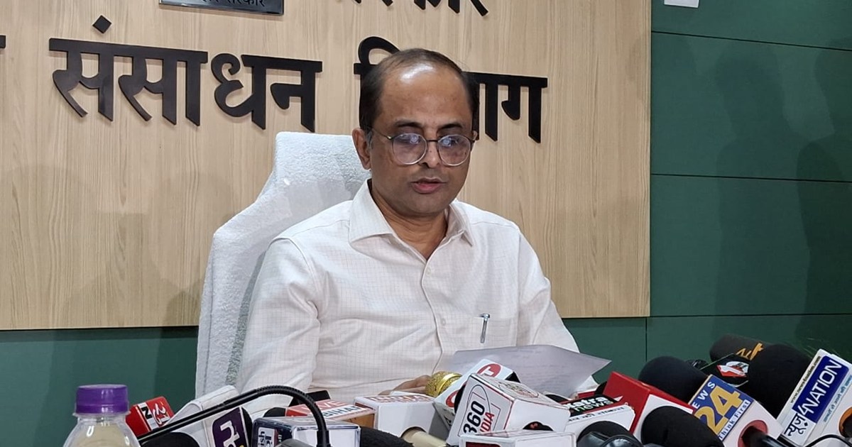 Dhvst ho rhe pool puliya ko lekr abhiyanta pr karvai  thiked