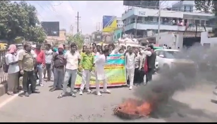 Trend laibreriyn ne kiya rod jam Trend laibreriyn ne kiya rod jam