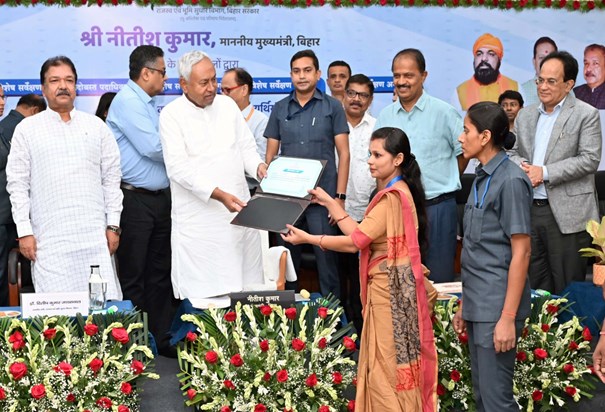 Cm nitish ne hjaro logo ko diye niyukti ptr Cm nitish ne hjaro logo ko diye niyukti ptr