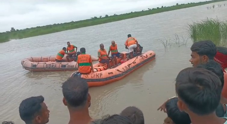 A boat carrying farmers and labourers in Bagha sank in the G A boat carrying farmers and labourers in Bagha sank in the G