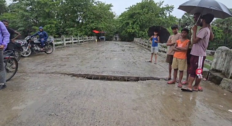 There are still many dilapidated bridges in Saran There are still many dilapidated bridges in Saran