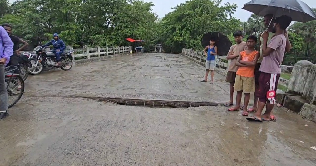 There are still many dilapidated bridges in Saran