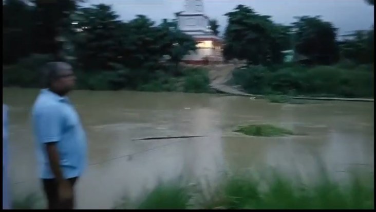 Chachari bridge in Darbhanga broke and flowed into the river Chachari bridge in Darbhanga broke and flowed into the river