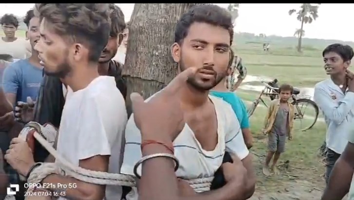 Villagers caught the criminals who were running away after l Villagers caught the criminals who were running away after l