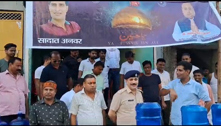 See the example of communalism during Muharram in the religi See the example of communalism during Muharram in the religi